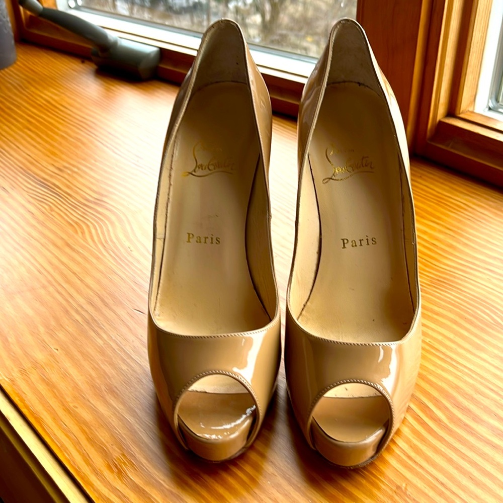 Worn twice high heels Christian Louboutin ( Paris) patented leather